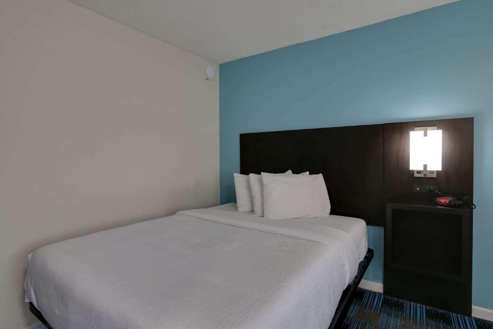 Queen Room - Non-Smoking interior
